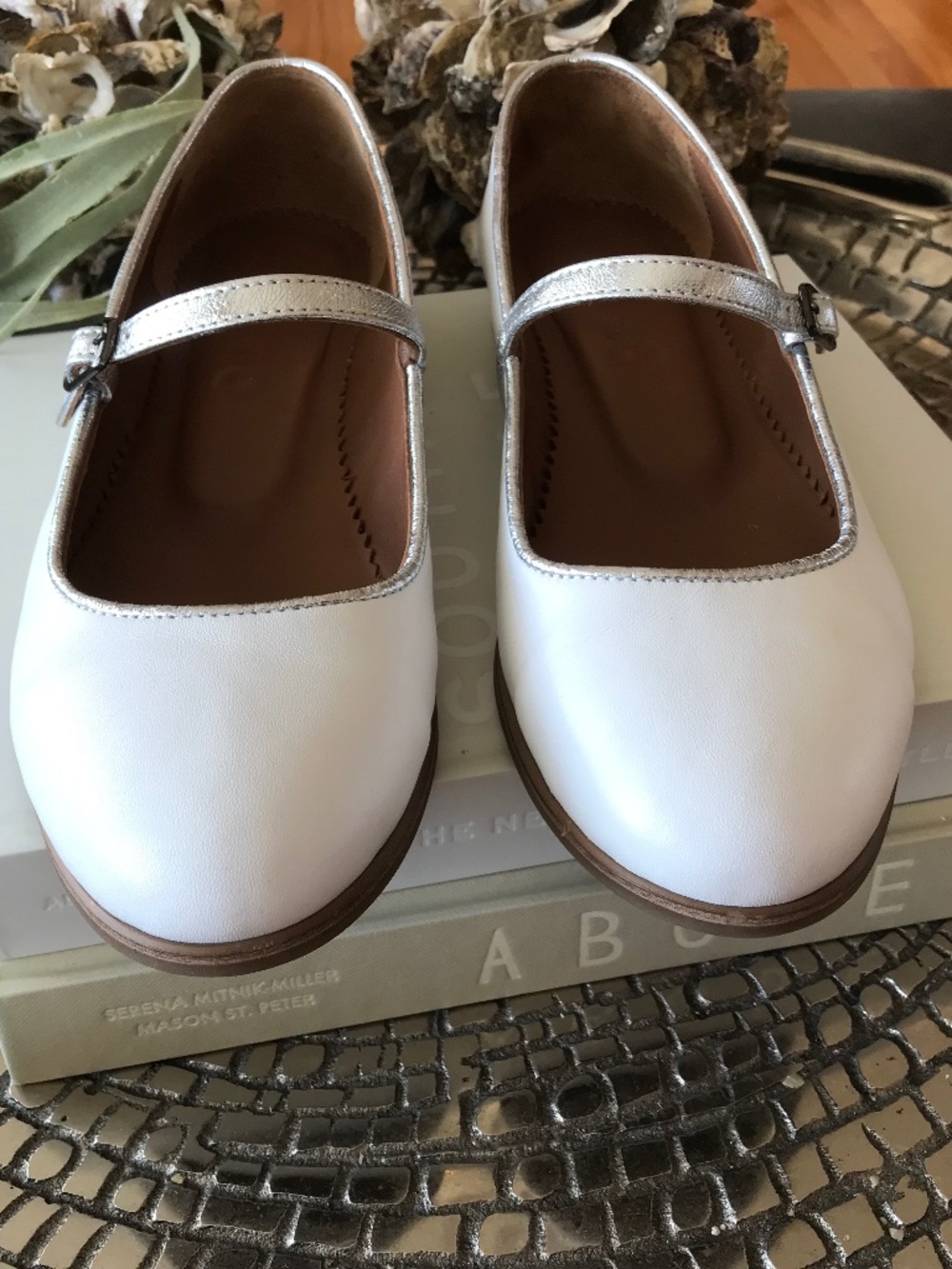 COQUETTE 🔥 BALLETCORE SOFT WHITE METALLIC SILVER ACCENTS MARY JANE FLATS